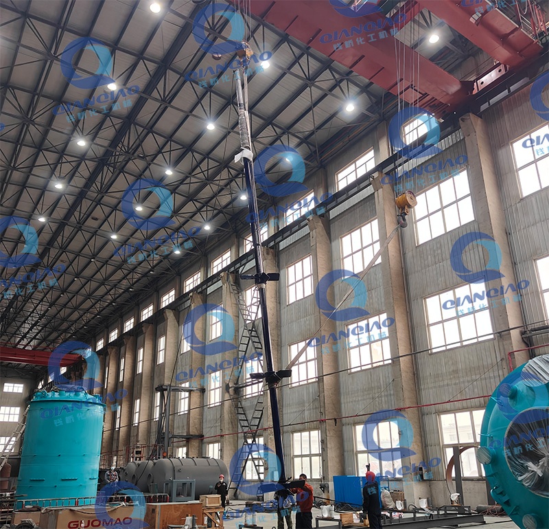 120立方的搪玻璃反應釜攪拌安裝1